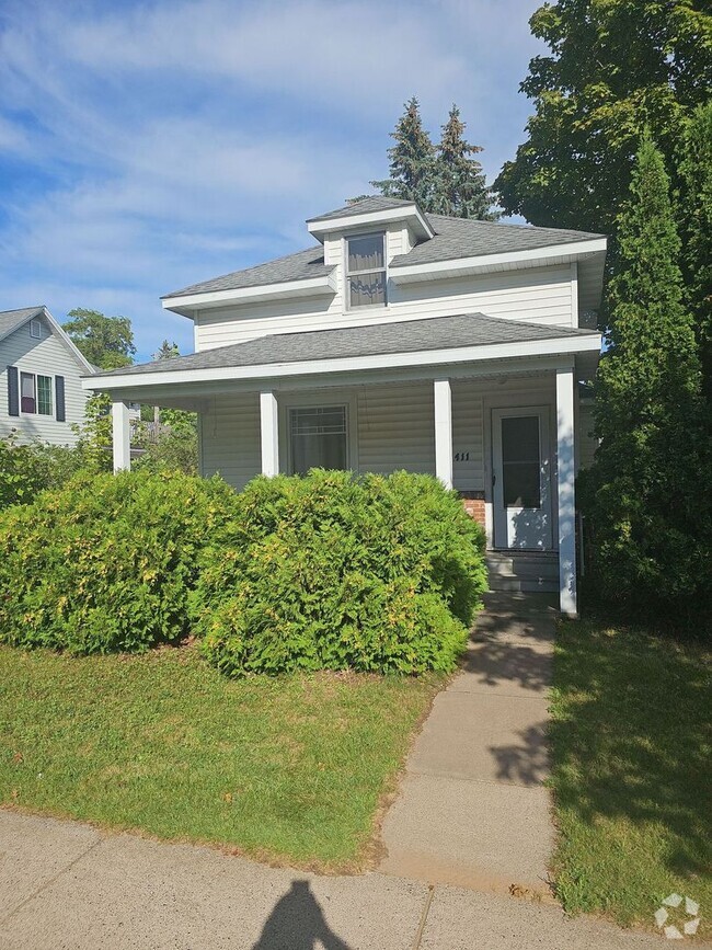 Building Photo - Single Family Home w/ Detached Garage