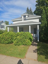 Building Photo - Single Family Home w/ Detached Garage