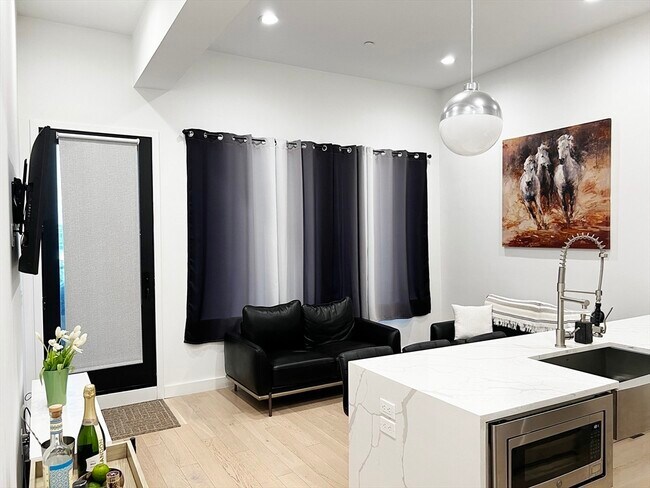 Building Photo - 360 Meridian St