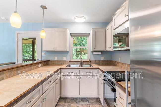 Building Photo - 10 Wellspring Ln