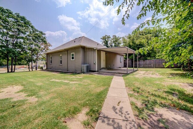 Building Photo - 3/2 Historical Home On Beautiful Main Stre...