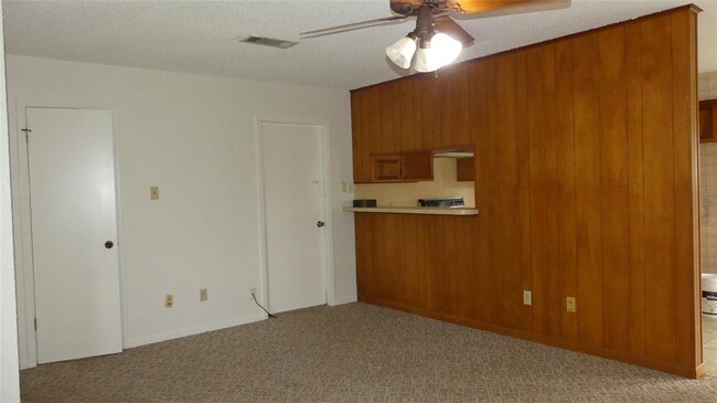 Building Photo - 15606 Santa Fe Dr
