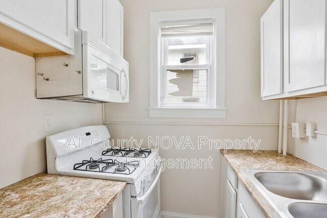 Building Photo - 305 9th St