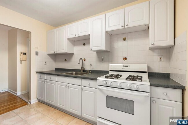 Building Photo - 2350 Linwood Ave