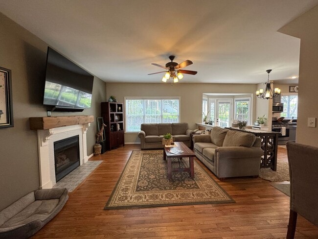Building Photo - Stunning 4 Bed 3.5 Bath Single Family Home...