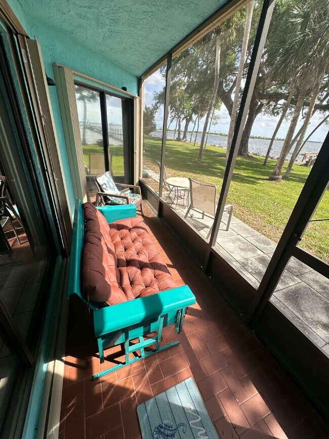 Building Photo - DIRECT RIVER CONDO