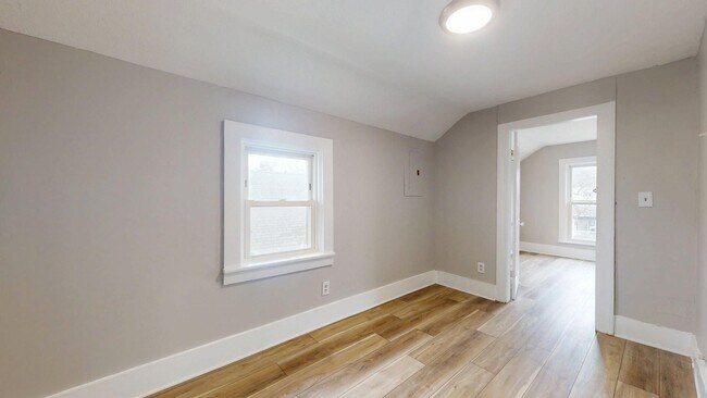 Building Photo - 1031 W.9th St.