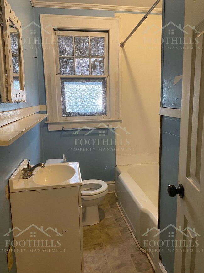 Building Photo - 708 Crescent Dr