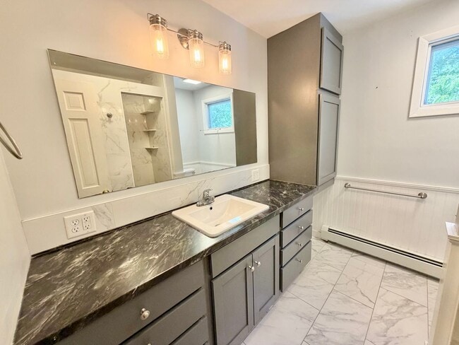 Building Photo - 3 Bedroom Apartment Superior South End Location Burlington Available 7/1! OFF STREET PARKING + LA...