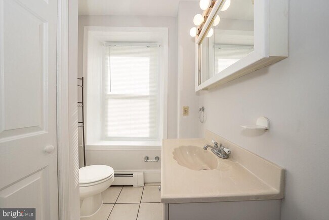 Building Photo - 217 Dupont St