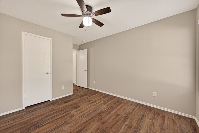 Building Photo - 9418 Belleclaire Ln