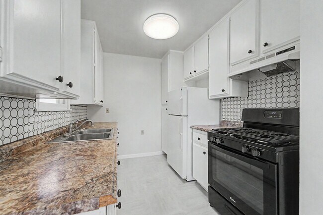 Building Photo - 1024 D St