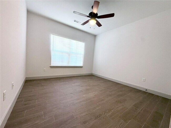 Building Photo - 1049 Parker Ln