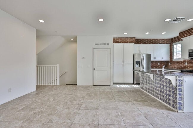 Building Photo - 5460 San Roberto