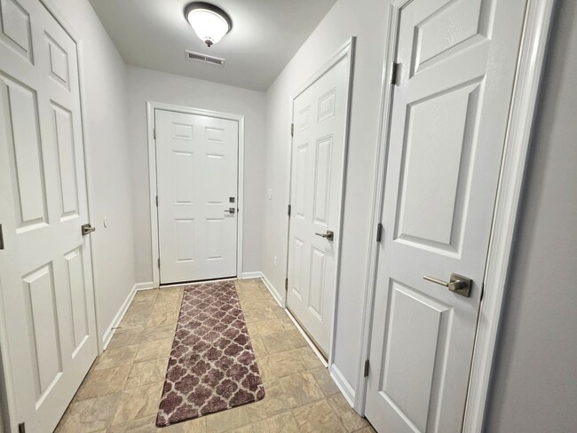 Building Photo - 102 Hunter's Way