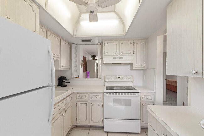 Building Photo - 1333 E Hallandale Beach Blvd