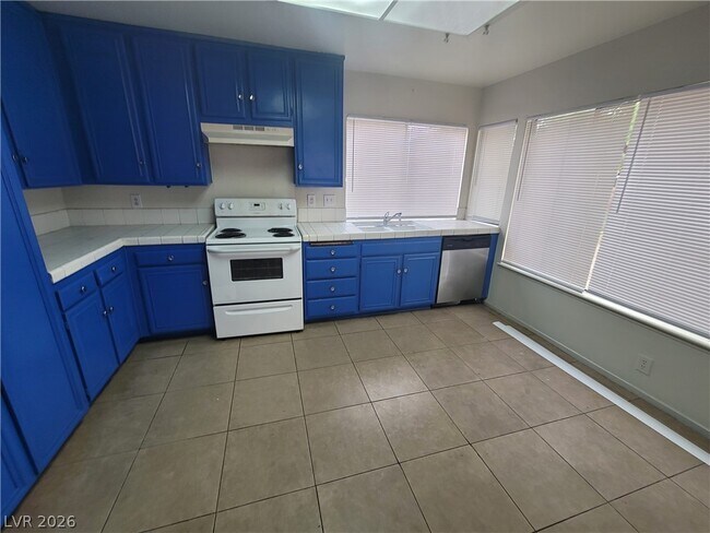 Building Photo - 4760 Woodridge Rd