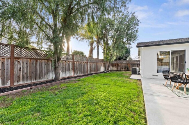 Building Photo - Stunning 4-Bedroom Home with Designer Fini...