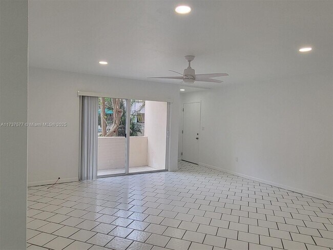 Building Photo - 9400 SW 77th Ave