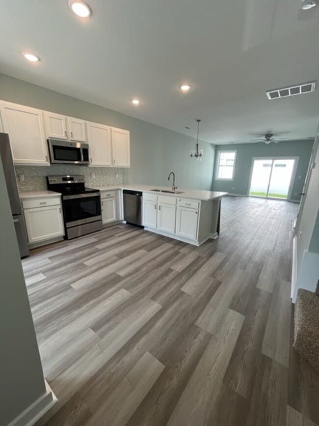 Building Photo - BEAUTIFUL! 2 Bedroom with Flex Space Townh...