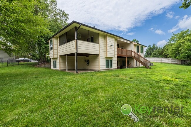 Building Photo - Beautiful, Rare 6 bedroom 3 bath house!