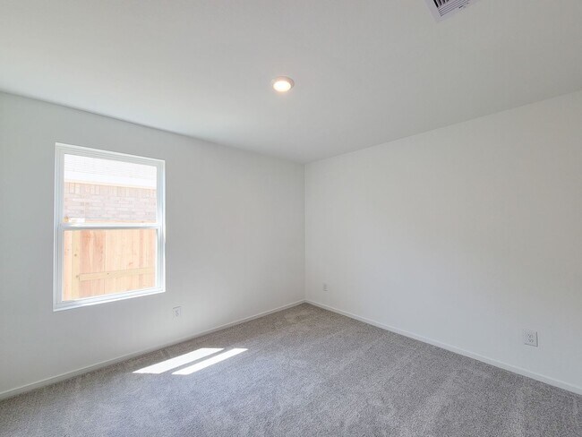 Building Photo - This single-story home shares an open layout between the kitchen, nook and family room for easy e...