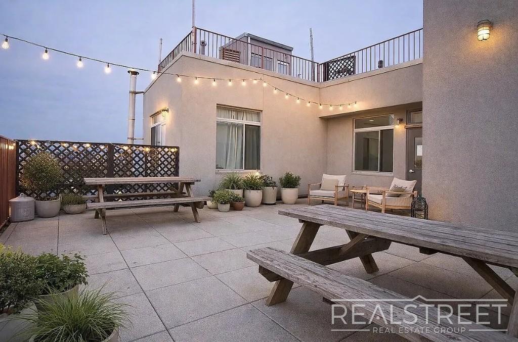 Building Photo - Noll Street