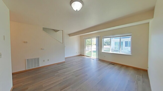 Building Photo - Townhouse-style End unit 3BD, 1.5 BA with attached garage