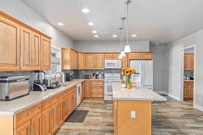 Building Photo - Spacious 4BD/3BA Pahrump Home w/ Dual Prim...