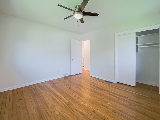 Building Photo - Spacious 3BR Home with Expansive 1-Acre Lot!