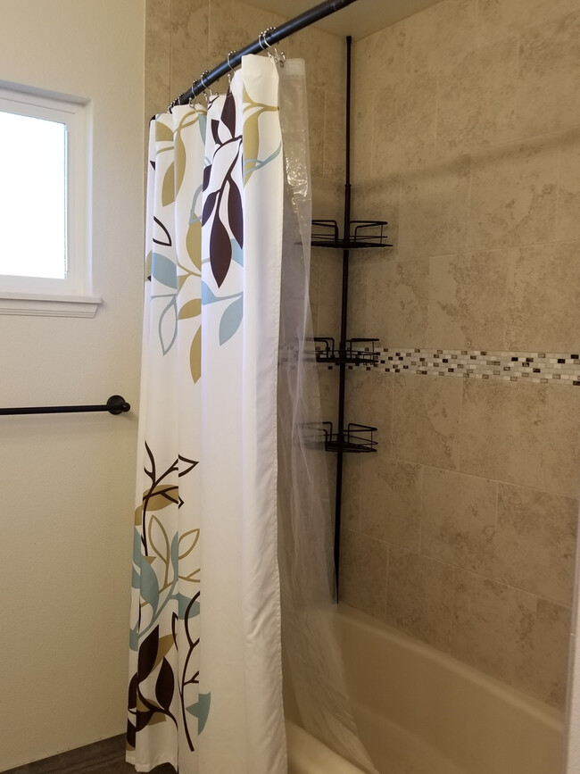 Building Photo - Remodeled 4 Bedroom 2 bath, NW Corvallis