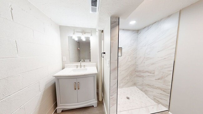 Building Photo - 769 Kettering Rd