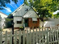 Building Photo - 3 bed 1 bath, Month to Month in the middle...