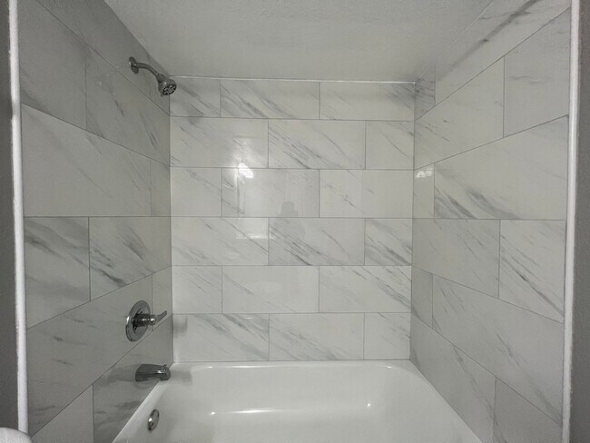 Building Photo - Newly Renovated 2/1 Condo ~ Gated Community near Tuskawilla!