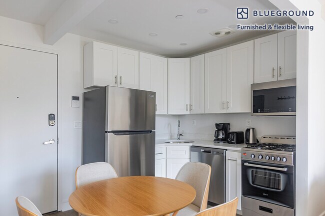 Building Photo - 45 W 81st St