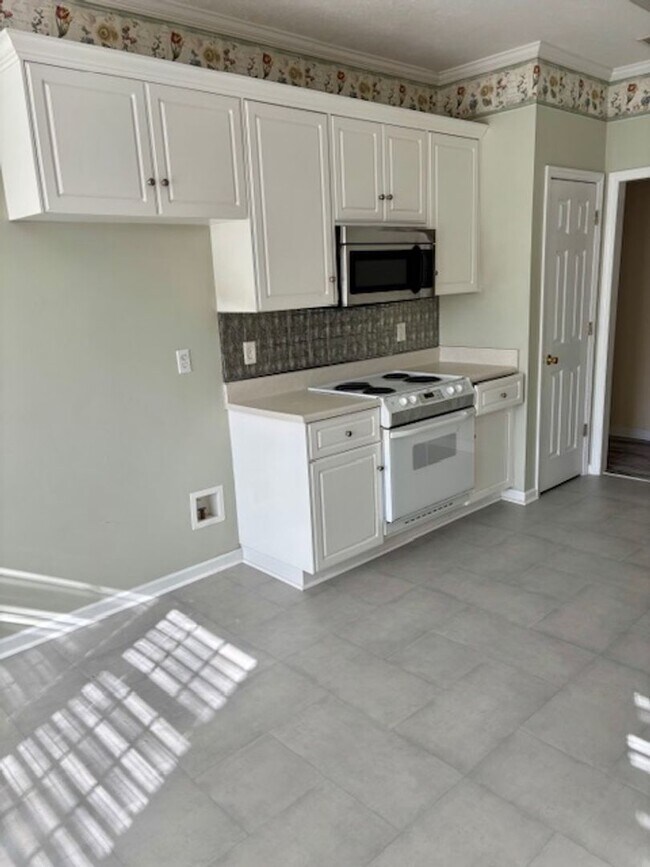 Building Photo - AVAILABLE NOW - 3 Bedroom 2.5 Bath Home in North Augusta!