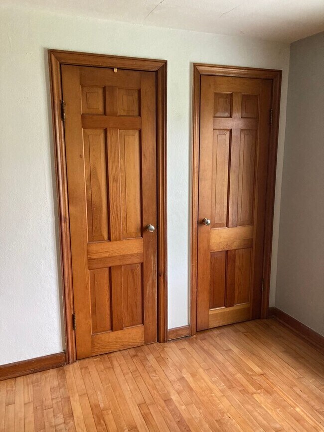 Building Photo - 3 bedroom, 1 bath House: Available August ...