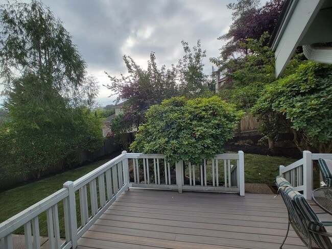 Building Photo - Spacious 3-Bedroom Home with Den and Private Backyard in Prime Location