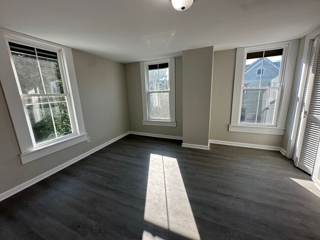 Building Photo - 213 E Gale St