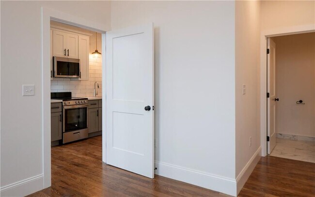 Building Photo - 15 Cranston Ave