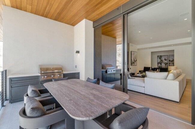 Building Photo - 5000 N Camelback Rdg Dr