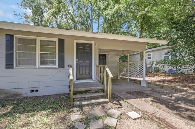 Building Photo - 4 bed 2 bath house, Walk to Stadium!! Available July 2026