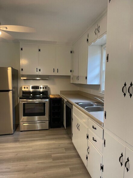 Building Photo - Cute and Newly Renovated Brick One Level H...