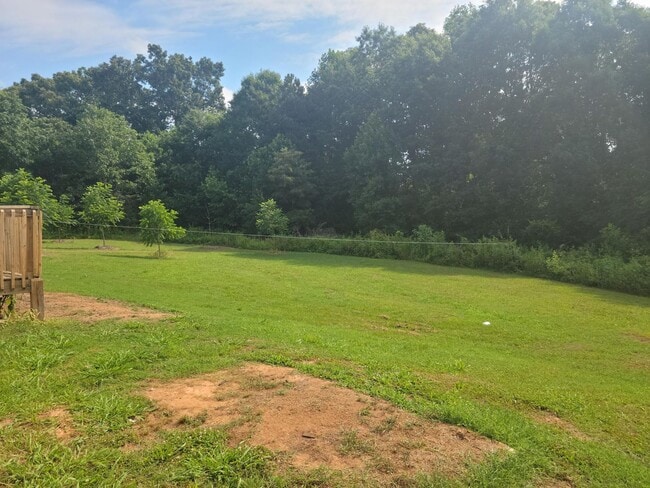 Building Photo - Three Bedroom Home in Hickory