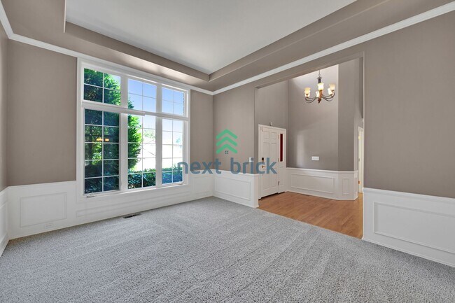 Building Photo - 4 BED & 2.5 BATH FOR RENT