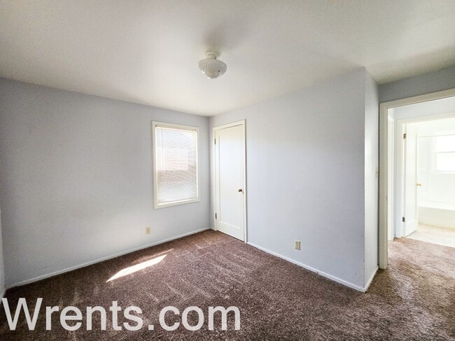 Building Photo - charming 2-bedroom, 1-bathroom ranch-style...