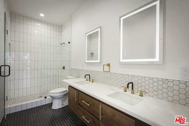 Building Photo - 2651 Vineyard Ave