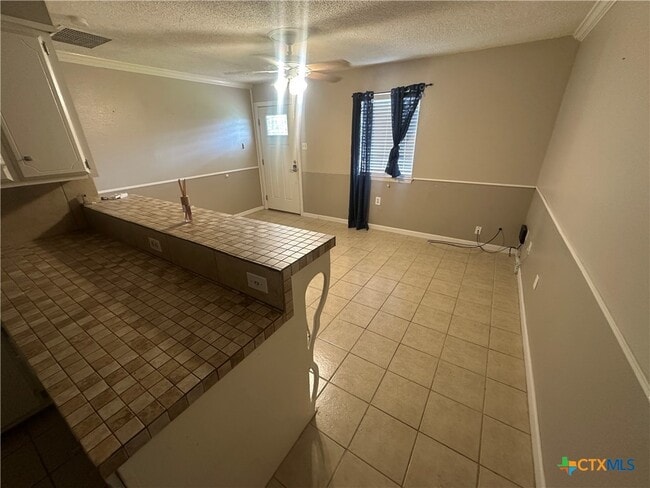 Building Photo - 1609 Meadowview Dr