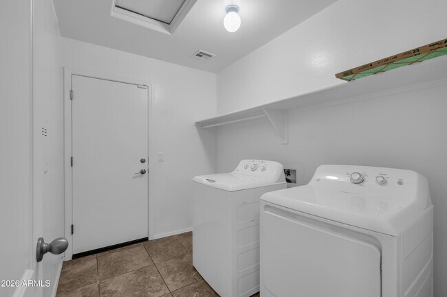 Building Photo - 1383 E Mayfield Dr