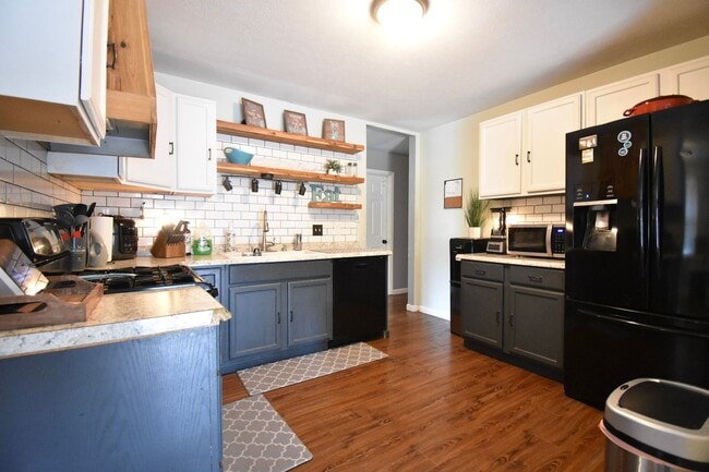 Building Photo - 3 Bedroom 2 Bath: Pets Considered